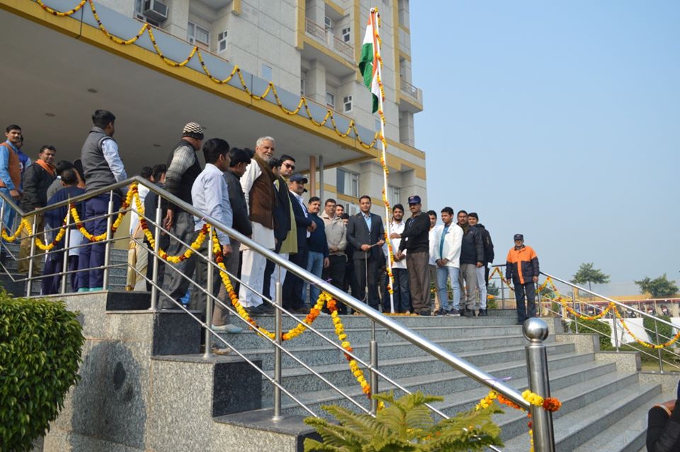 Republic Day was celebrated in all its solemnity & grandeur at Kailash Hospital, Khurja. The event started with hoisting the National Flag with tunes of National Anthem by Medical Superintendant Dr.Avinash Prakash & Director Shri.Satyaparakash (Bhai sahab) followed with a wonderful speech by them.