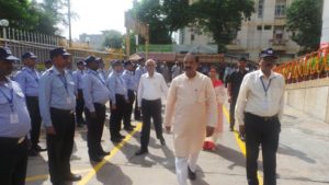 Kailash Hospital Noida celebrated the 73rd Independence Day with great zeal & patriotism in the air. The National Flag was hoisted by Founder of Kailash Group of Hospitals & Honb’le MP Dr. Mahesh Sharma Ji followed by an amazingly enthusiastic speech commemorating India’s strengthening power. Entire hospital staff attended the celebrations. Get a glimpse of the event & the National Flag soaring high in the sky.